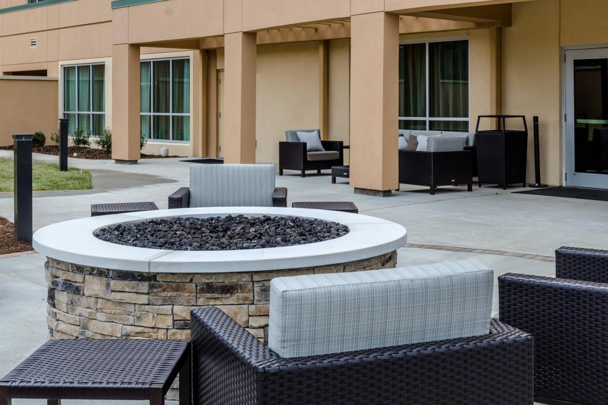 Courtyard By Marriott Somerset Ngoại thất bức ảnh